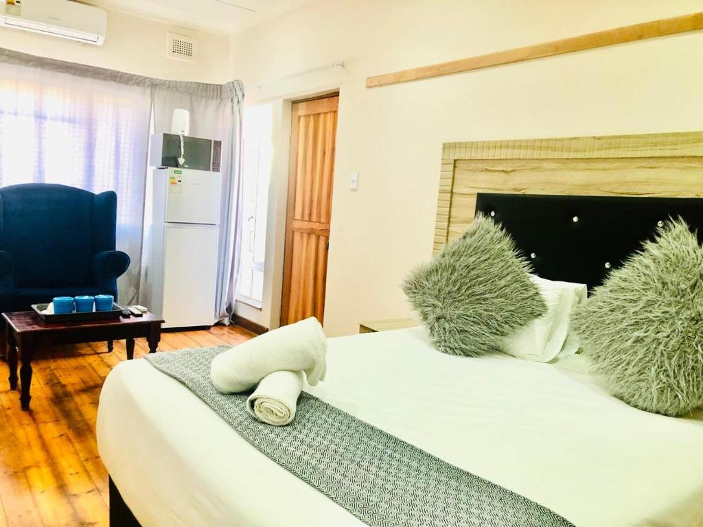 Guest room with balcony doors, air-conditioning and comfortable bedding